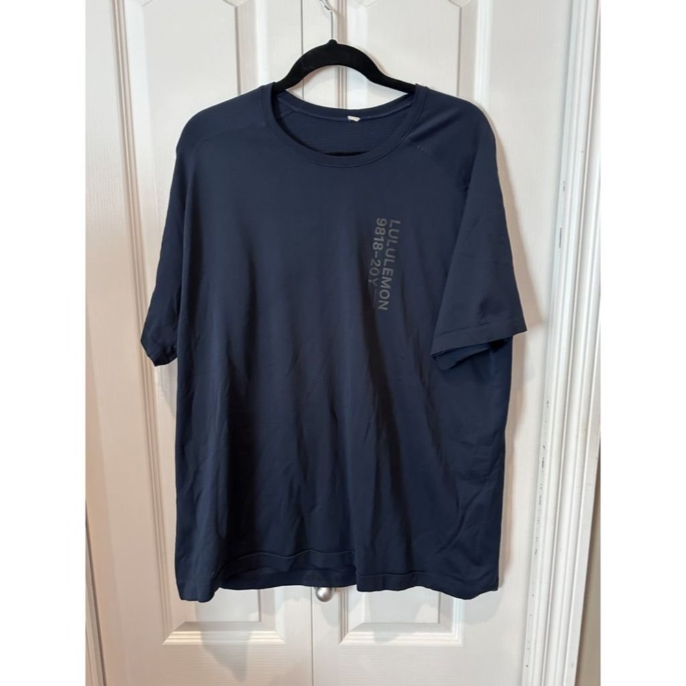 EUC Lululemon mens workout top